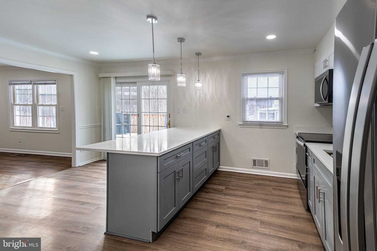 7885 Godolphin Dr - Photo 3 of 27