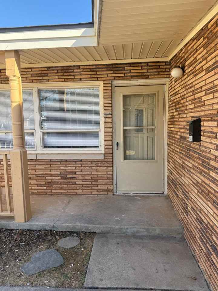 2820 Sw 65th St - Photo 2 of 12