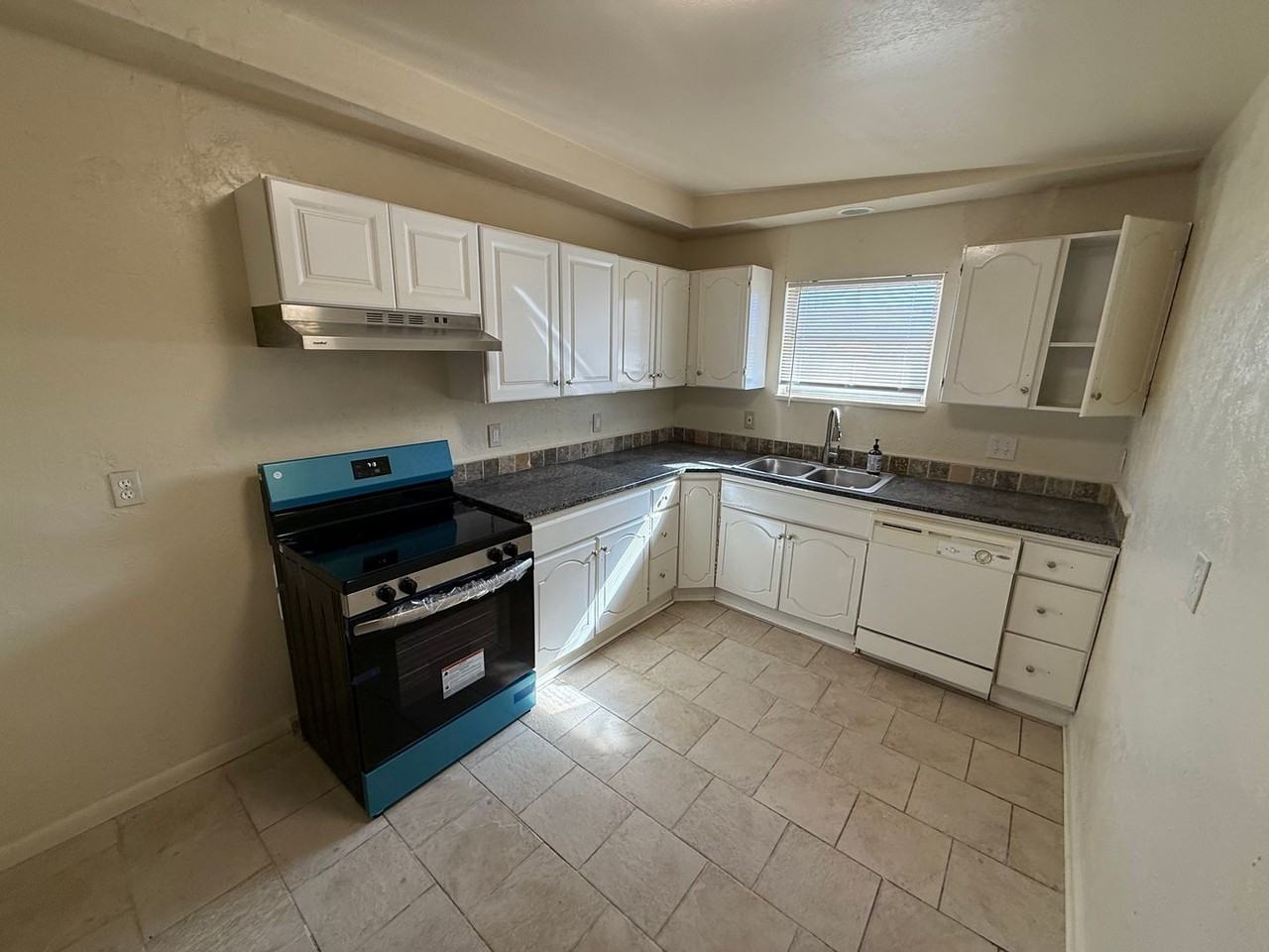 2820 Sw 65th St - Photo 3 of 12