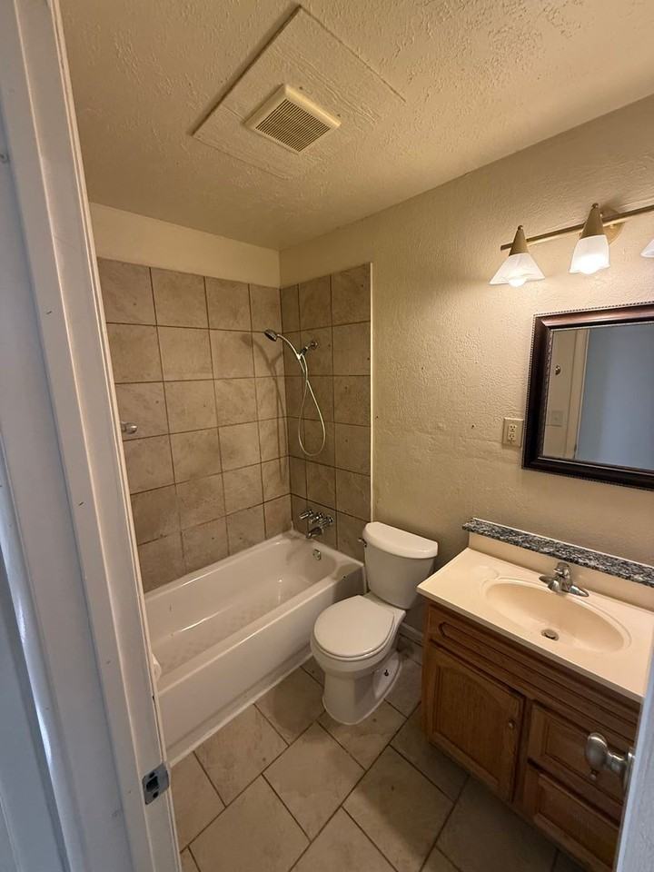 2820 Sw 65th St - Photo 6 of 12