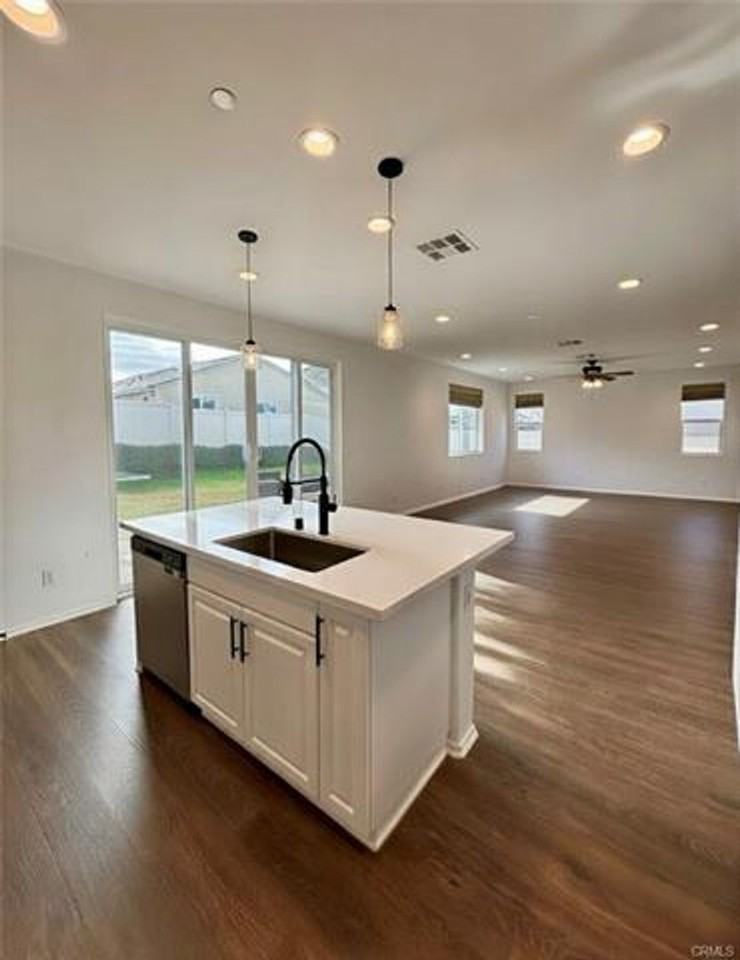 273 Berrybush St - Photo 2 of 25