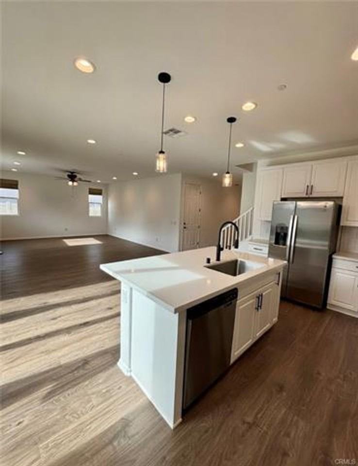 273 Berrybush St - Photo 3 of 25