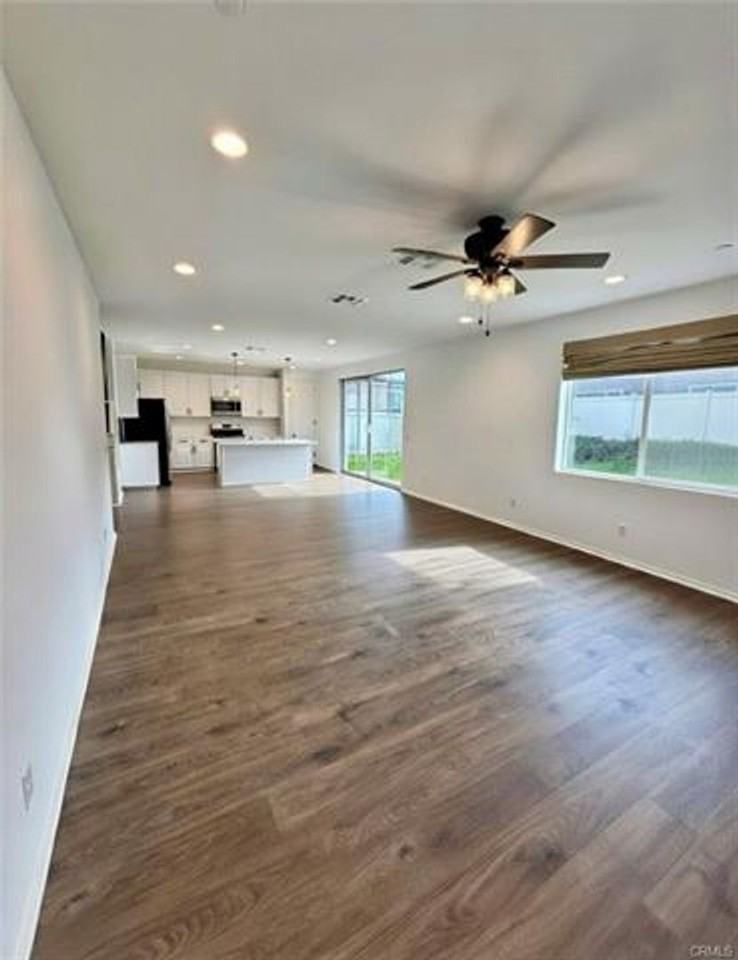 273 Berrybush St - Photo 5 of 25