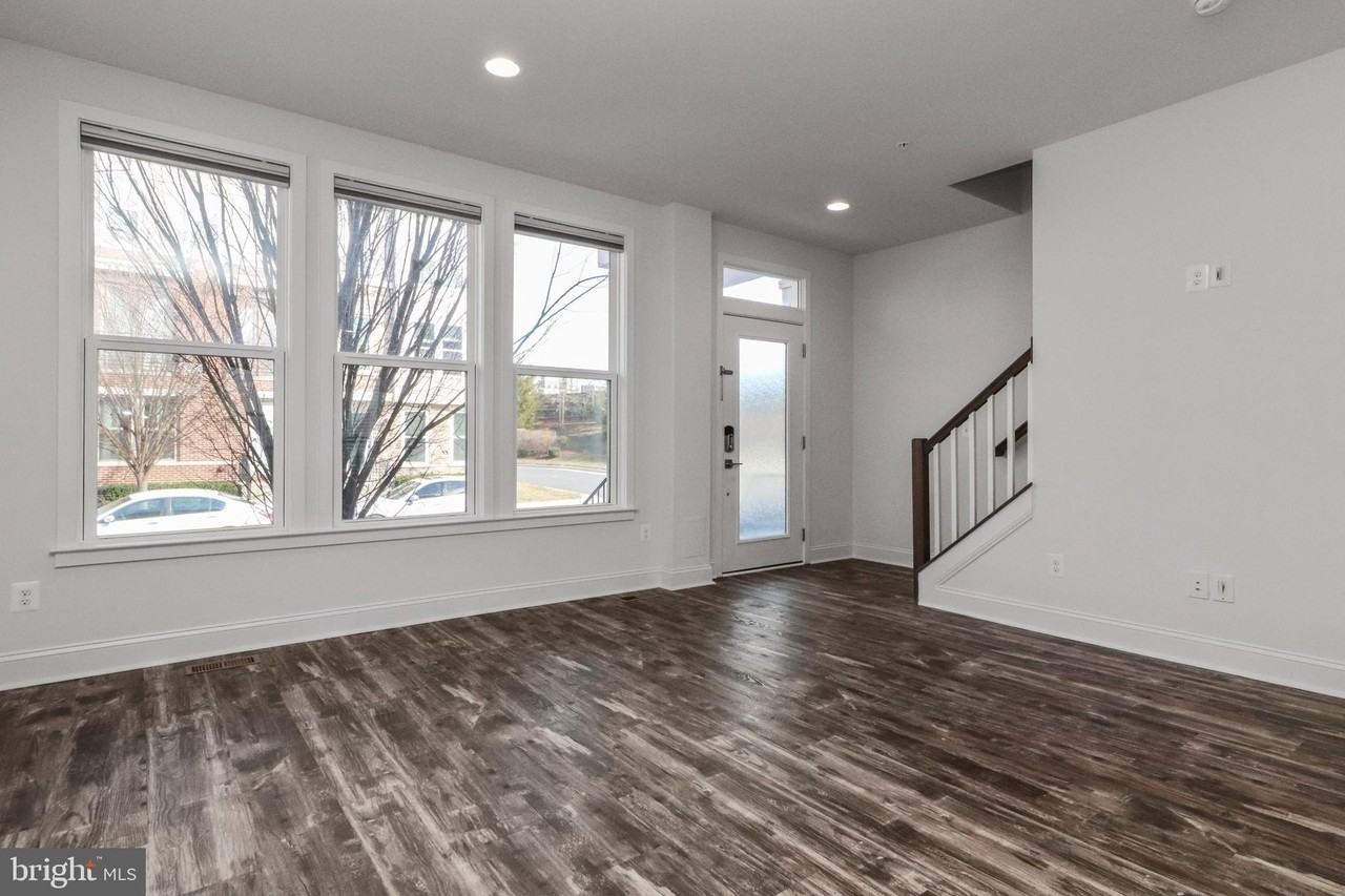 14583 Lakestone Dr - Photo 4 of 48