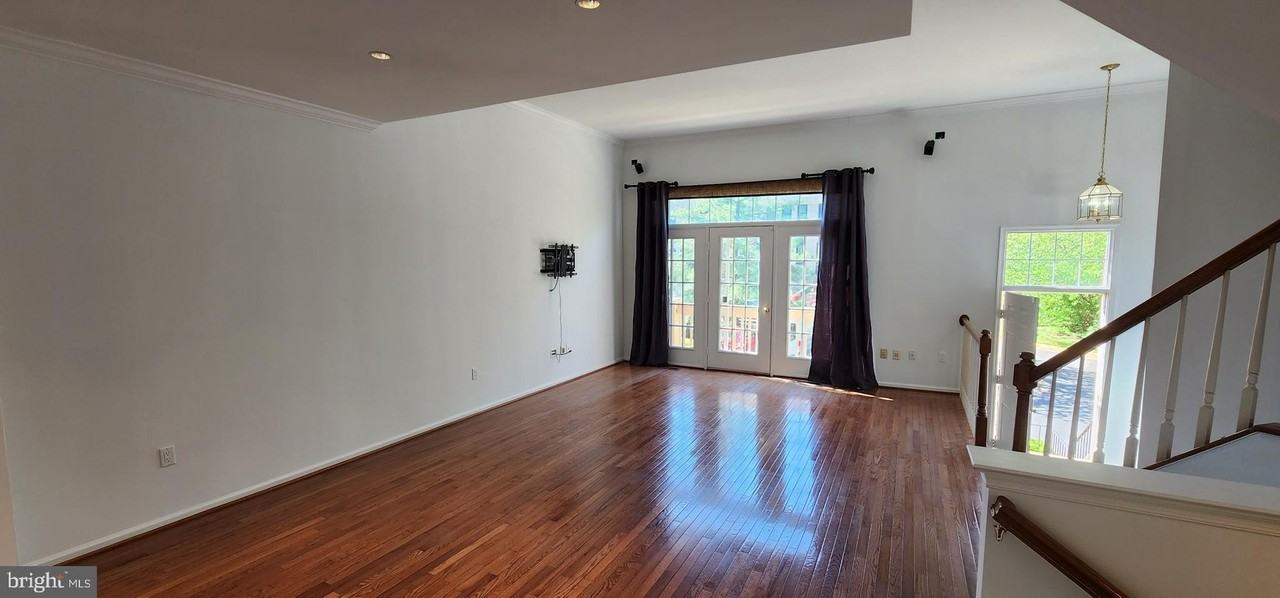 20320 Burnley Sq - Photo 4 of 22