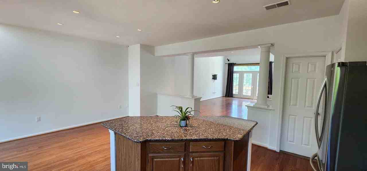 20320 Burnley Sq - Photo 5 of 22