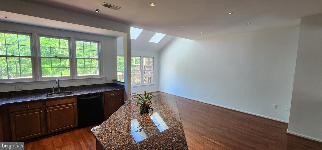 20320 Burnley Sq - Photo 7 of 22