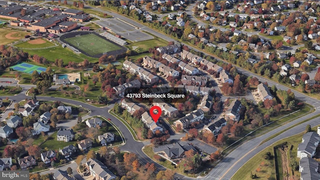 43793 Steinbeck Sq - Photo 2 of 32