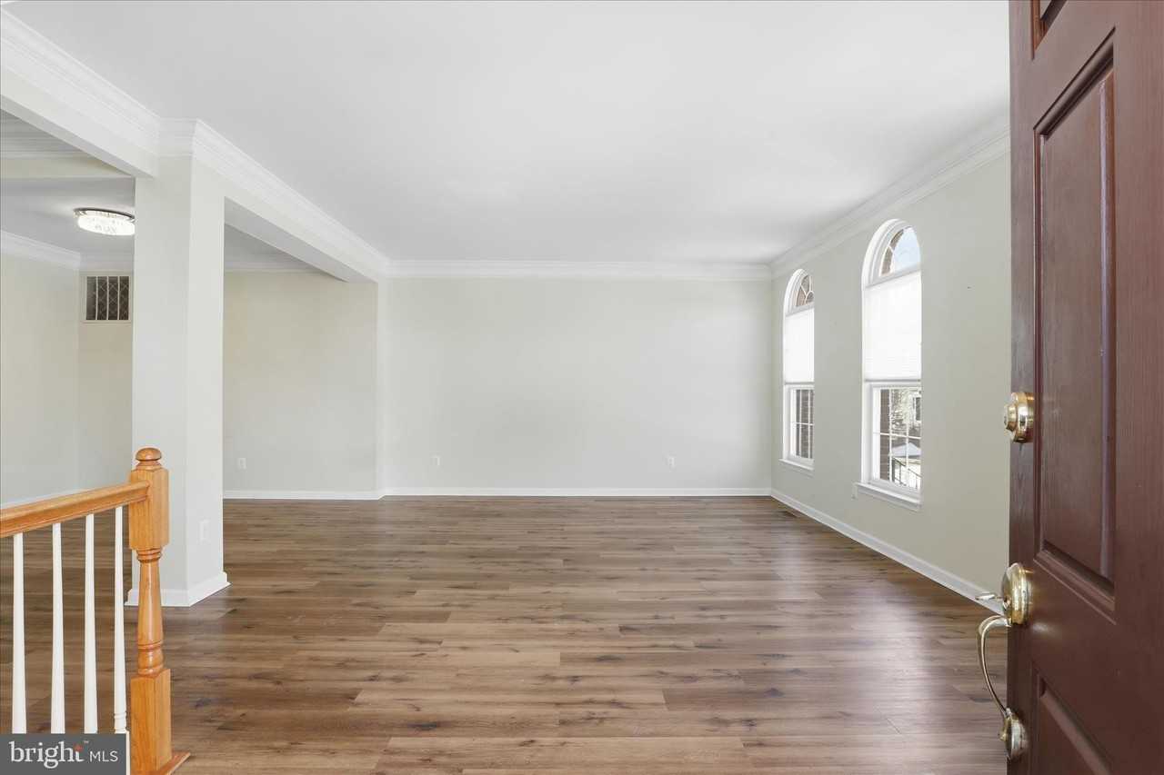 43793 Steinbeck Sq - Photo 4 of 32