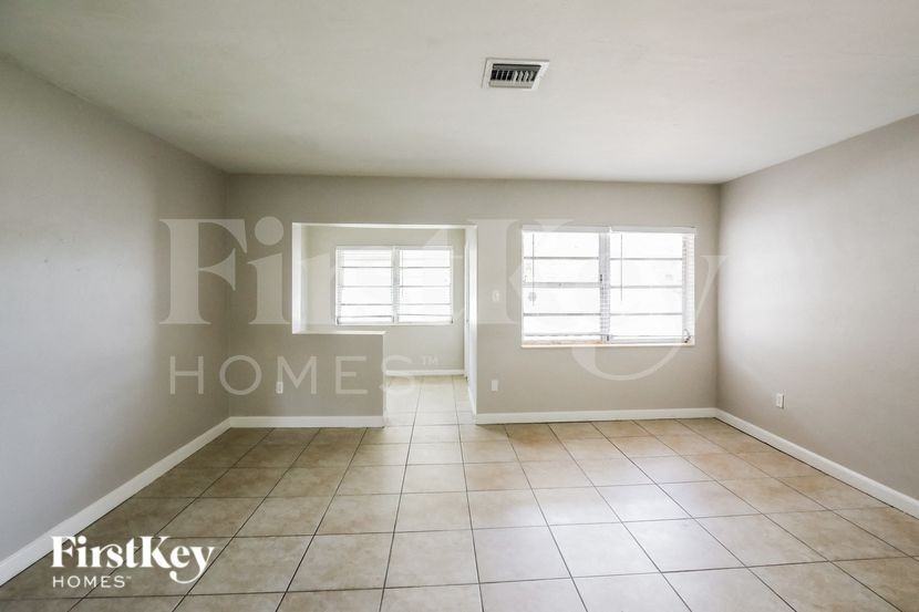 1710 Nw 109th St - Photo 4 of 16