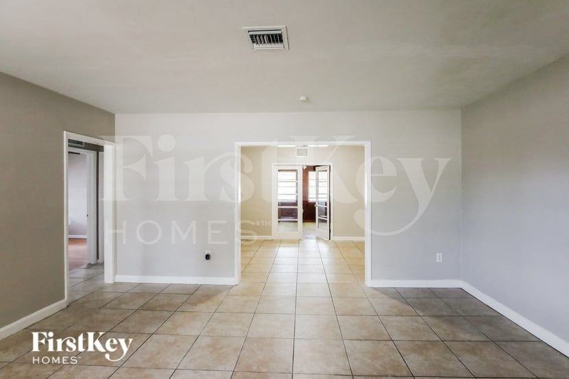 1710 Nw 109th St - Photo 5 of 16