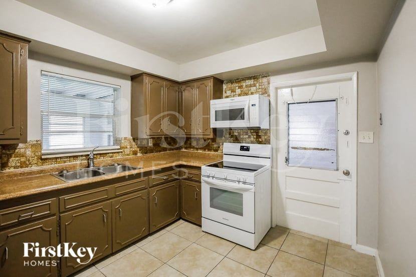 1710 Nw 109th St - Photo 6 of 16