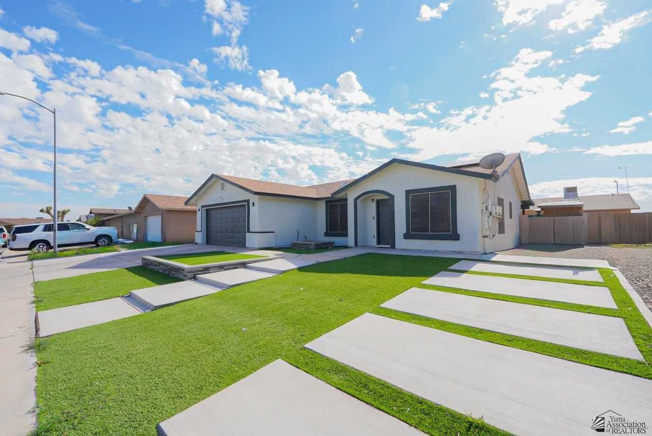 643 W 13 ST - Photo 5 of 25