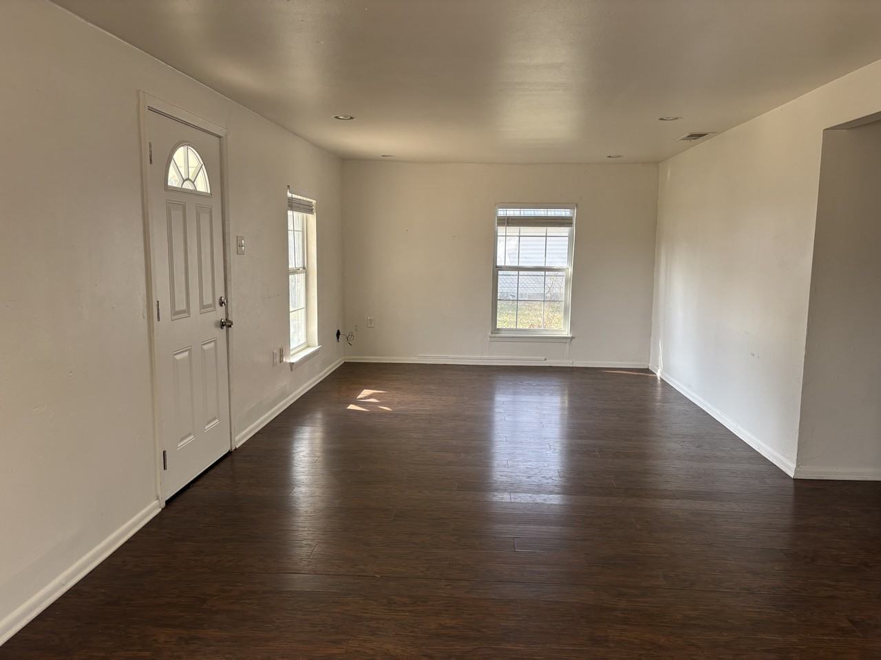 102 W Elm St - Photo 2 of 8