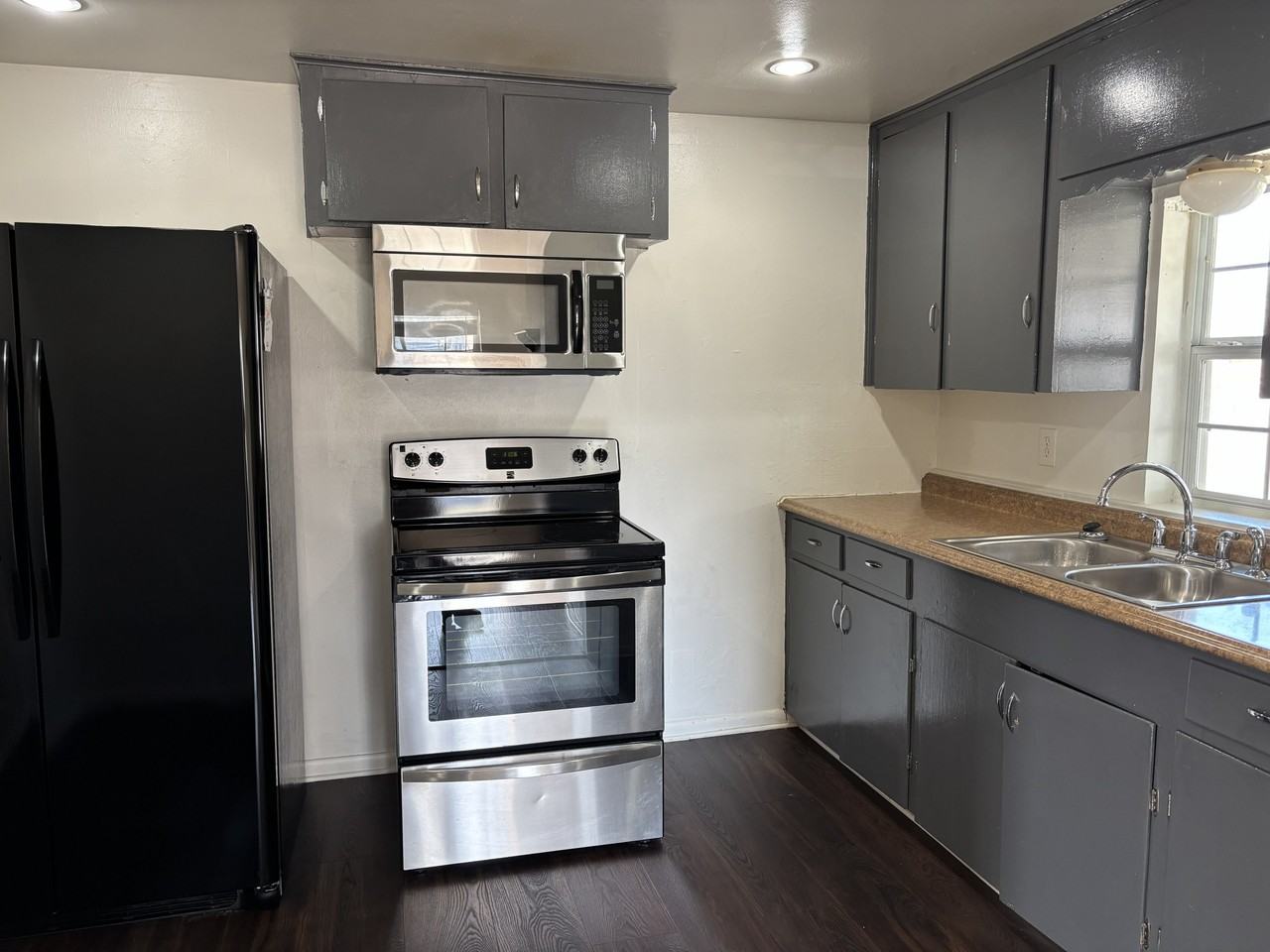 102 W Elm St - Photo 3 of 8