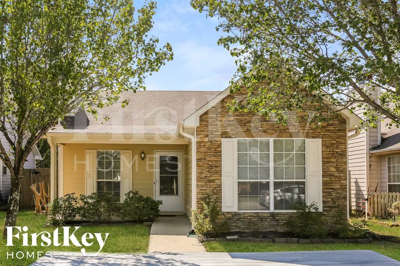 1026 Wyndham Ln - Photo 2 of 14