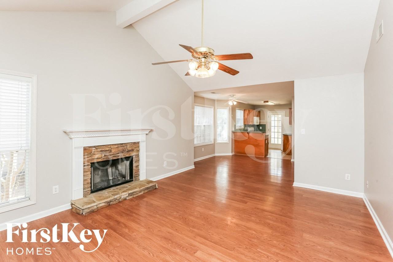 1026 Wyndham Ln - Photo 3 of 14