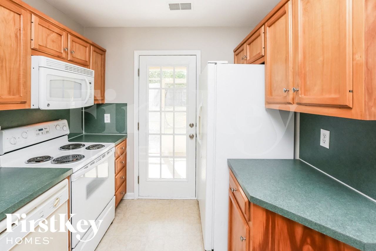 1026 Wyndham Ln - Photo 6 of 14