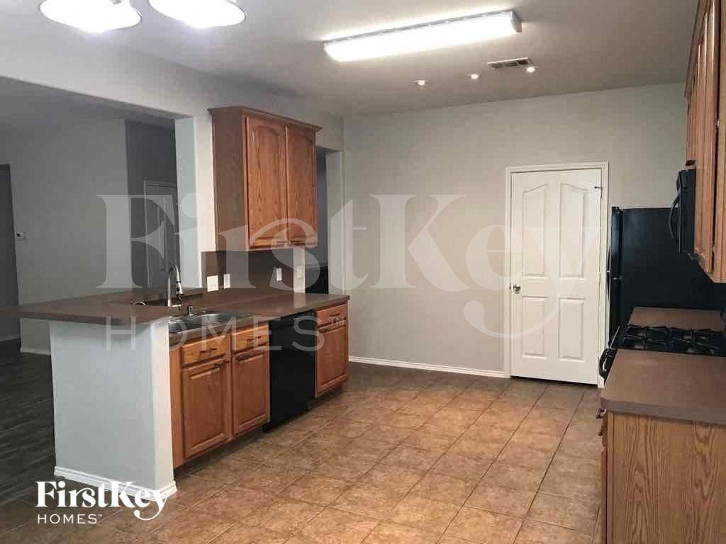 1017 Nighthawk Rd - Photo 7 of 13