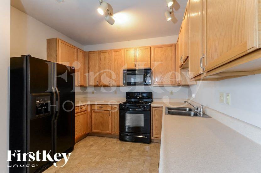 1012 Glengarry Dr - Photo 6 of 15