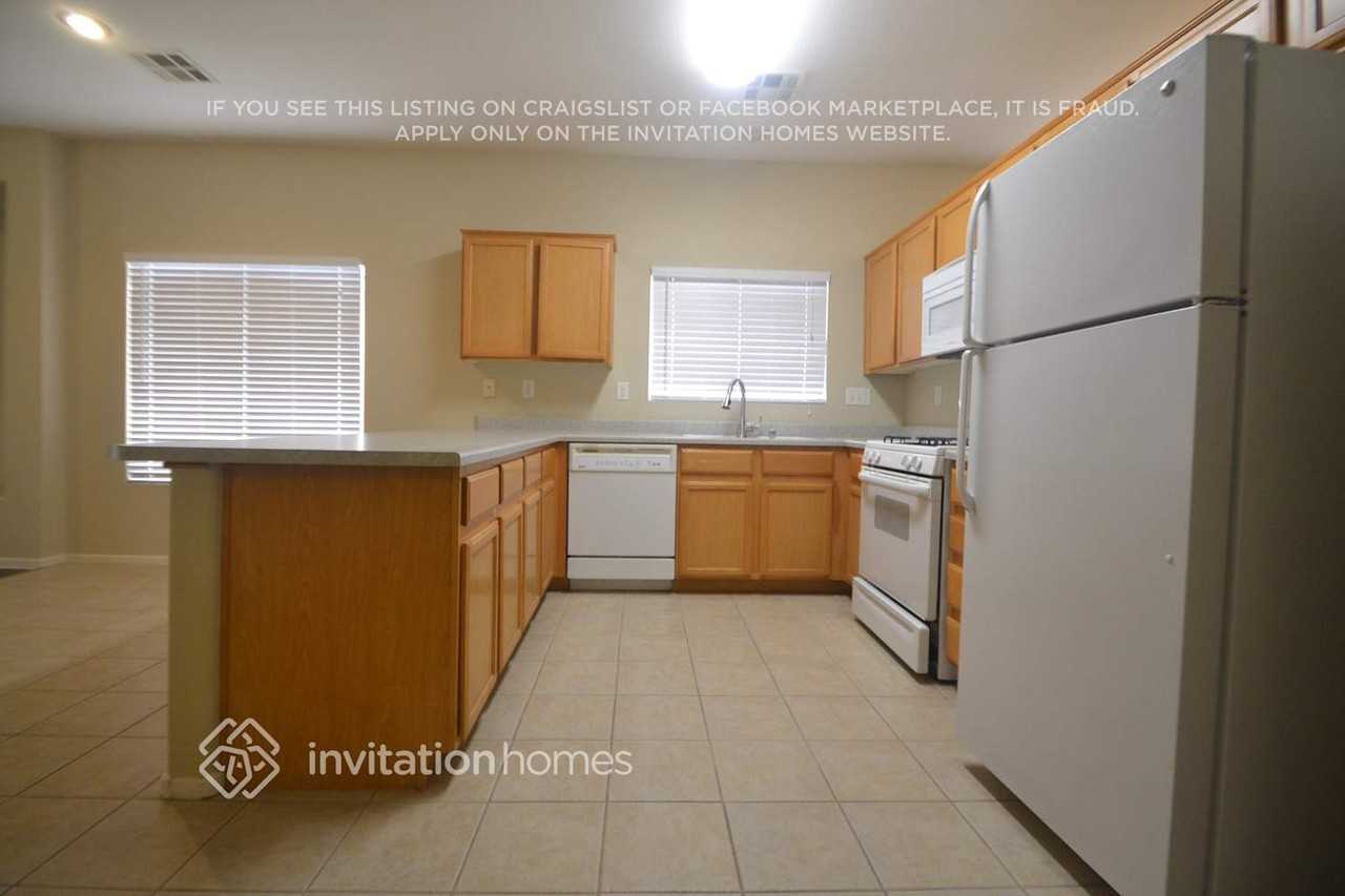 6022 Carmel Bluff St - Photo 3 of 7