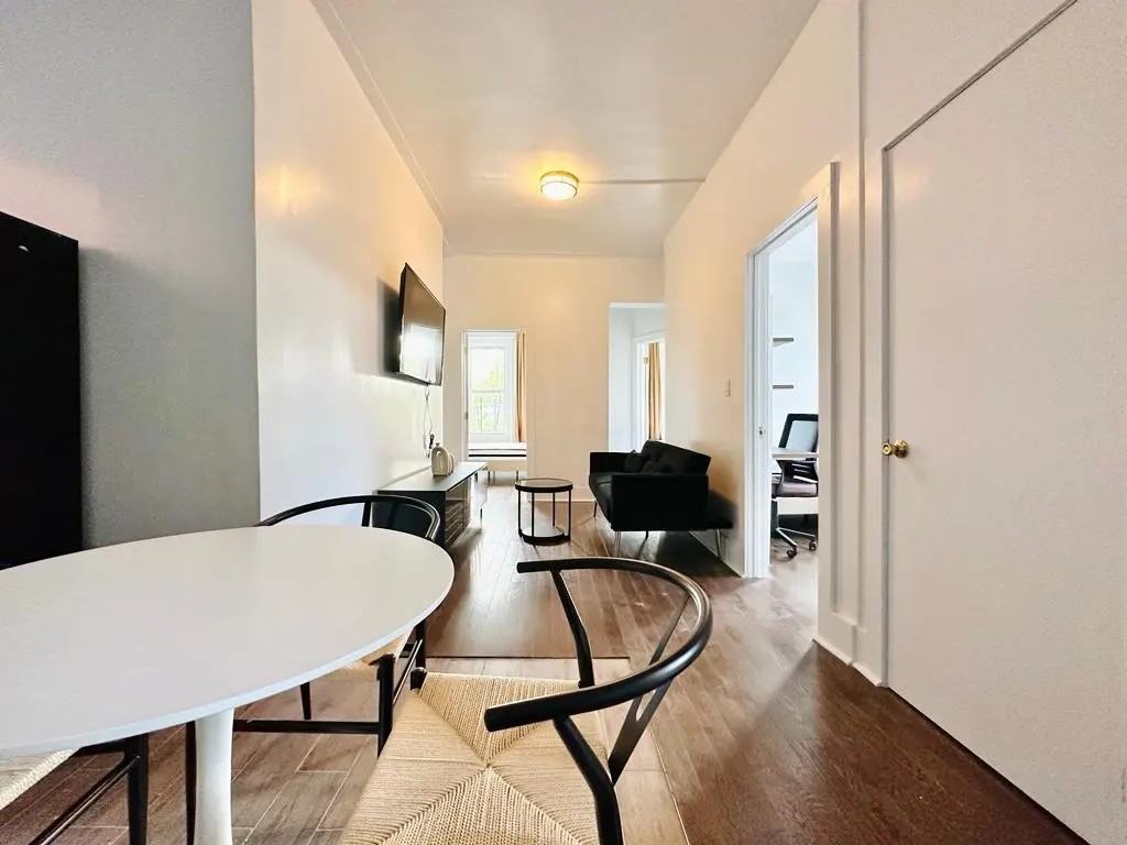 Private Bedroom in 5 Bedroom/2 Bathroom Home - Photo 3 of 11