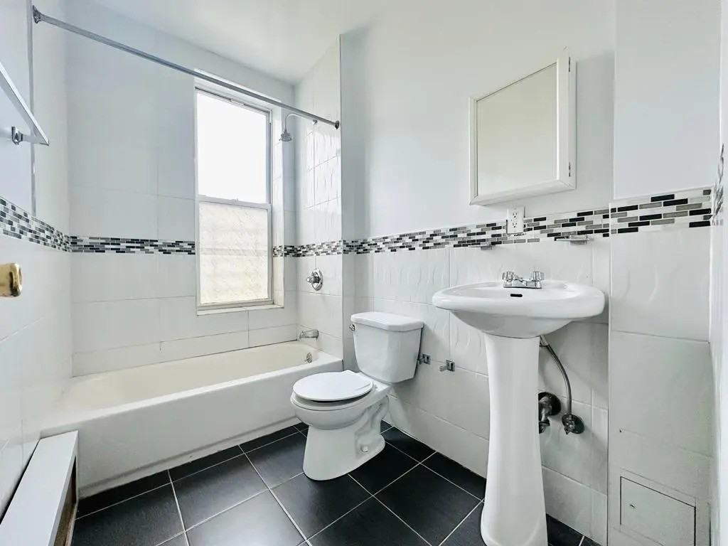 Private Bedroom in 5 Bedroom/2 Bathroom Home - Photo 4 of 11