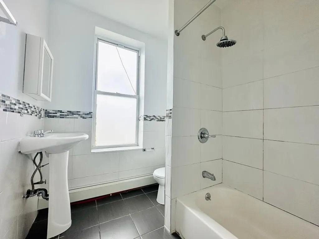 Private Bedroom in 5 Bedroom/2 Bathroom Home - Photo 5 of 11