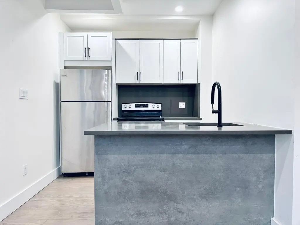 Private Bedroom in 4 Bedroom/2 Bathroom Home - Photo 4 of 12