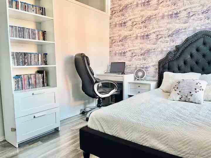 Private Bedroom in 4 Bedroom/2 Bathroom Home - Photo 2 of 8