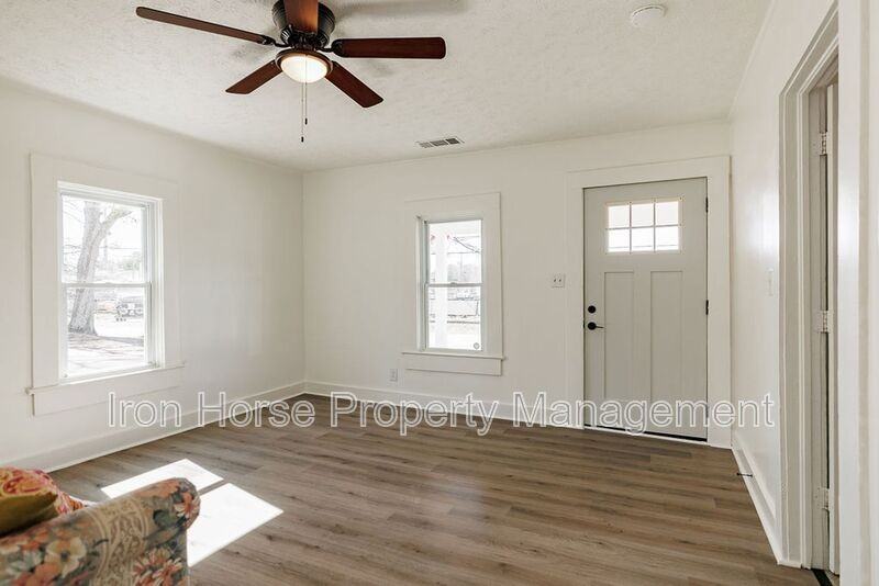 2084 Broad St - Photo 3 of 25