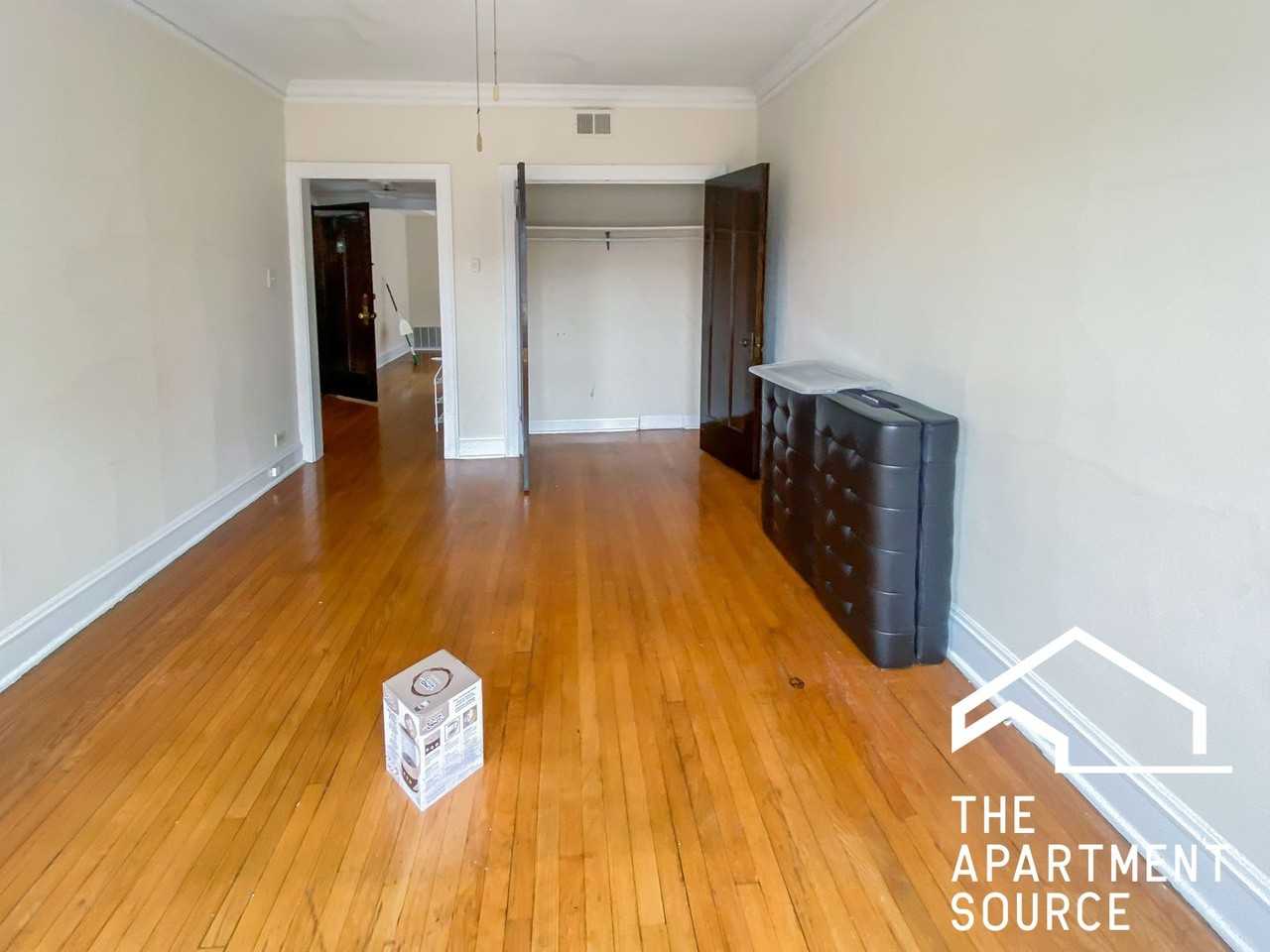 2204 W Foster Ave #3 - Photo 2 of 13