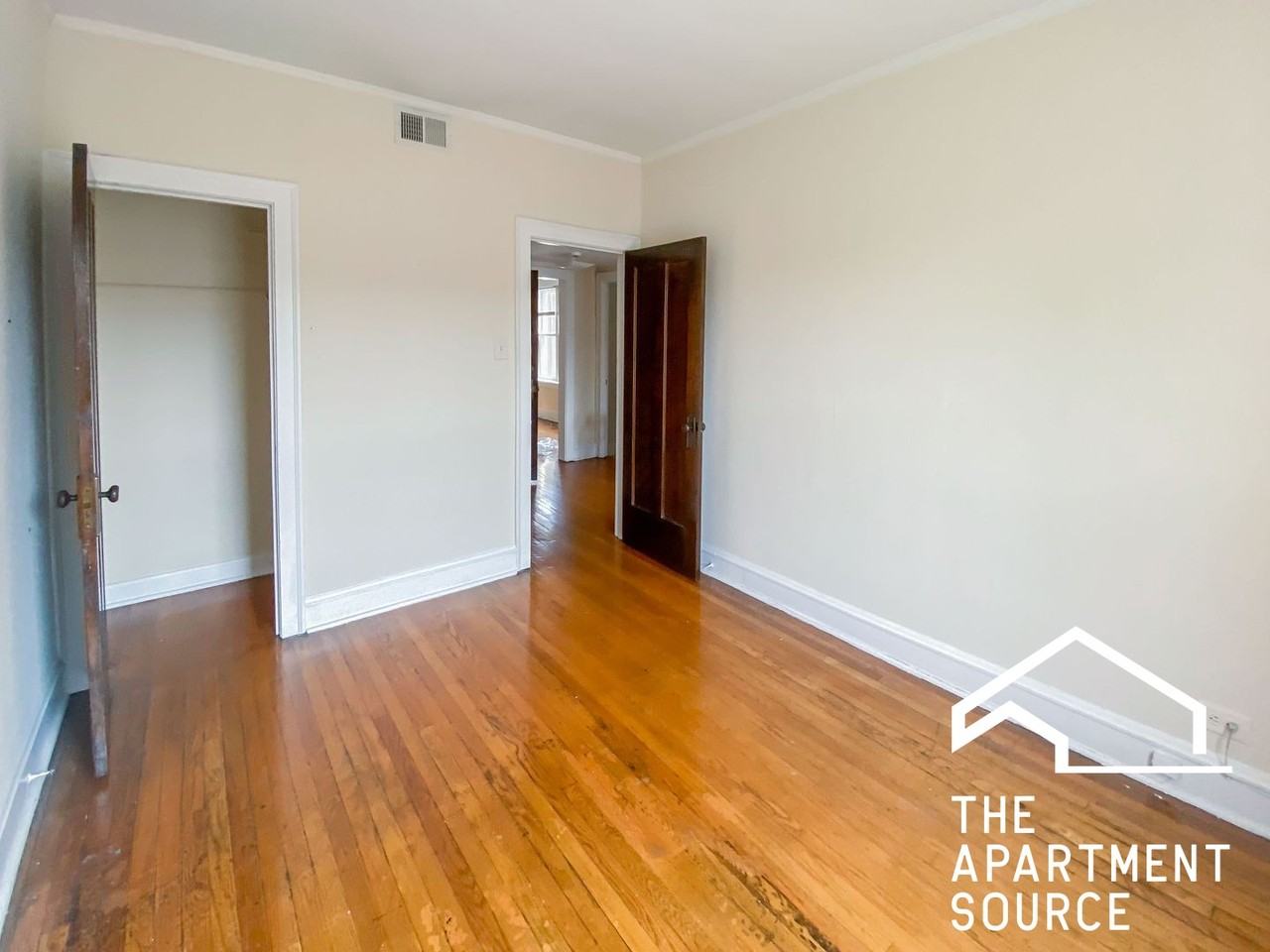 2204 W Foster Ave #3 - Photo 5 of 13