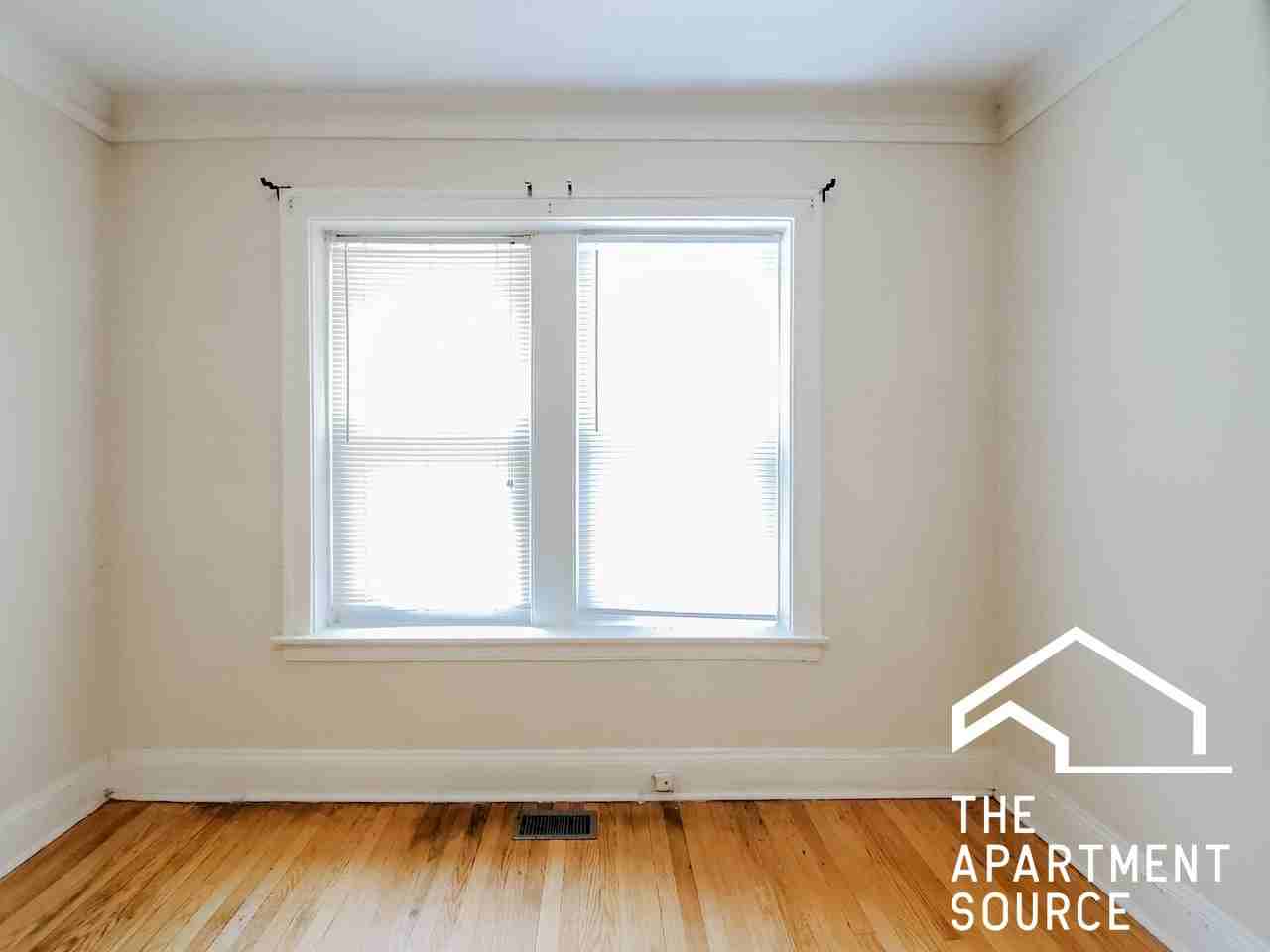 1904 W Winnemac Ave #1 - Photo 3 of 9