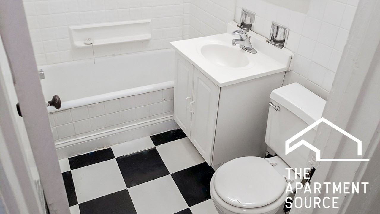 1904 W Winnemac Ave #1 - Photo 6 of 9