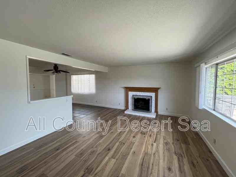 11751 Emerald St - Photo 3 of 26