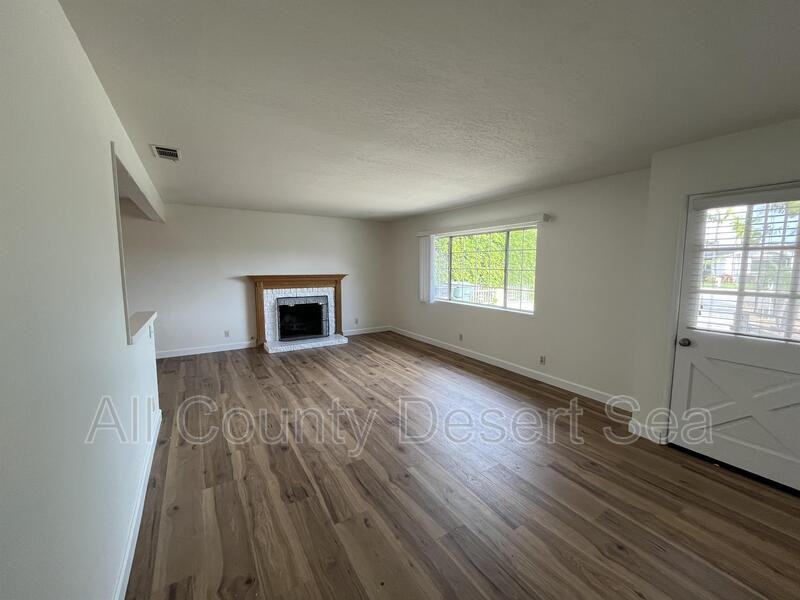 11751 Emerald St - Photo 4 of 26