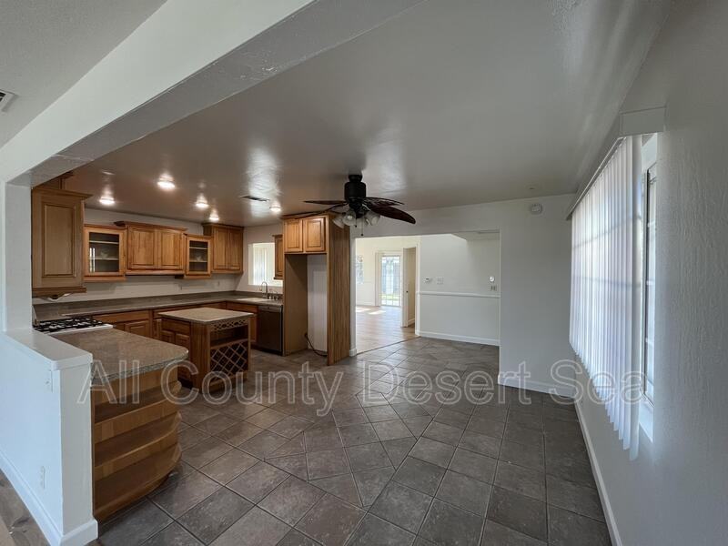 11751 Emerald St - Photo 5 of 26