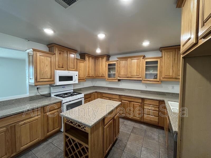 11751 Emerald St - Photo 6 of 26