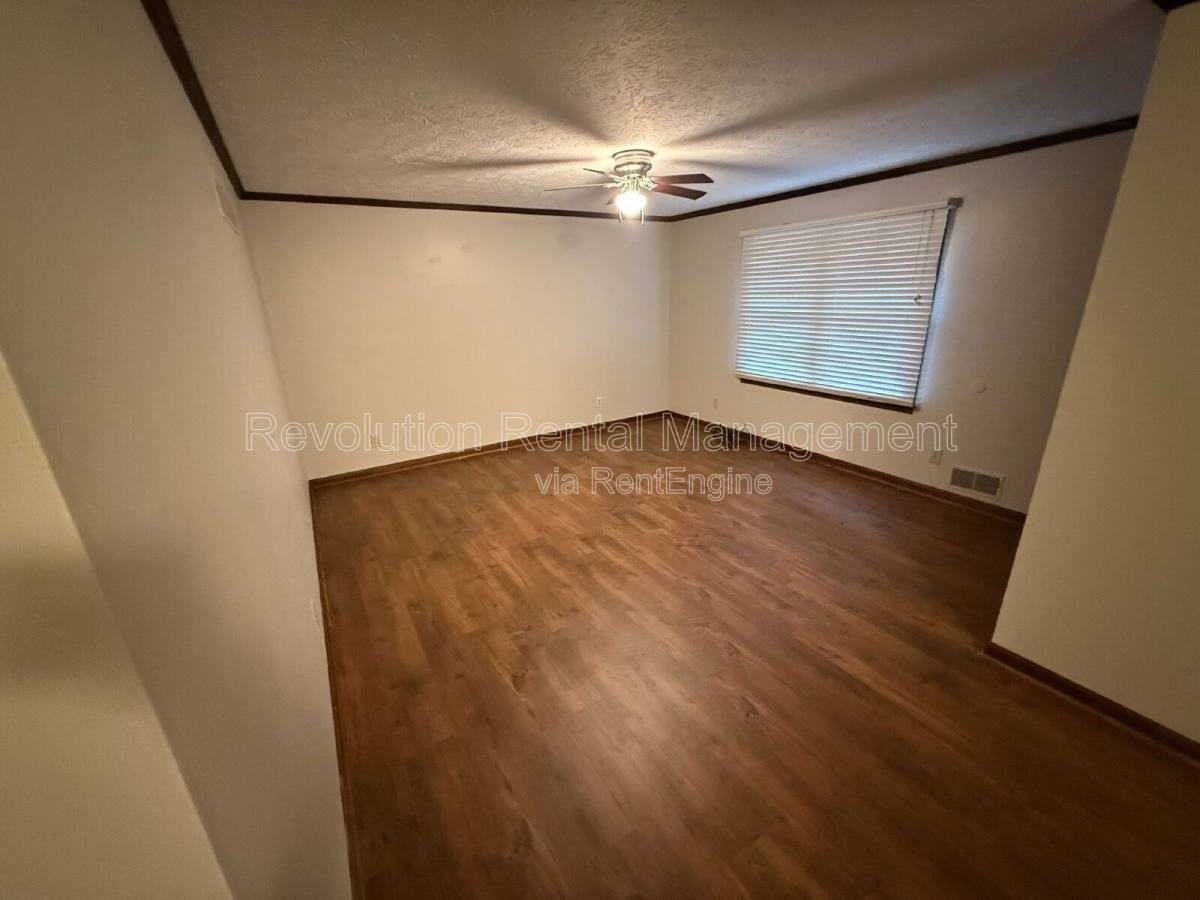 500 Terry Dr - Photo 3 of 10