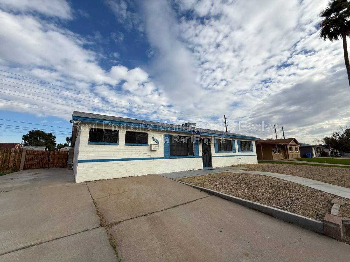 2332 W Diana Ave - Photo 2 of 10