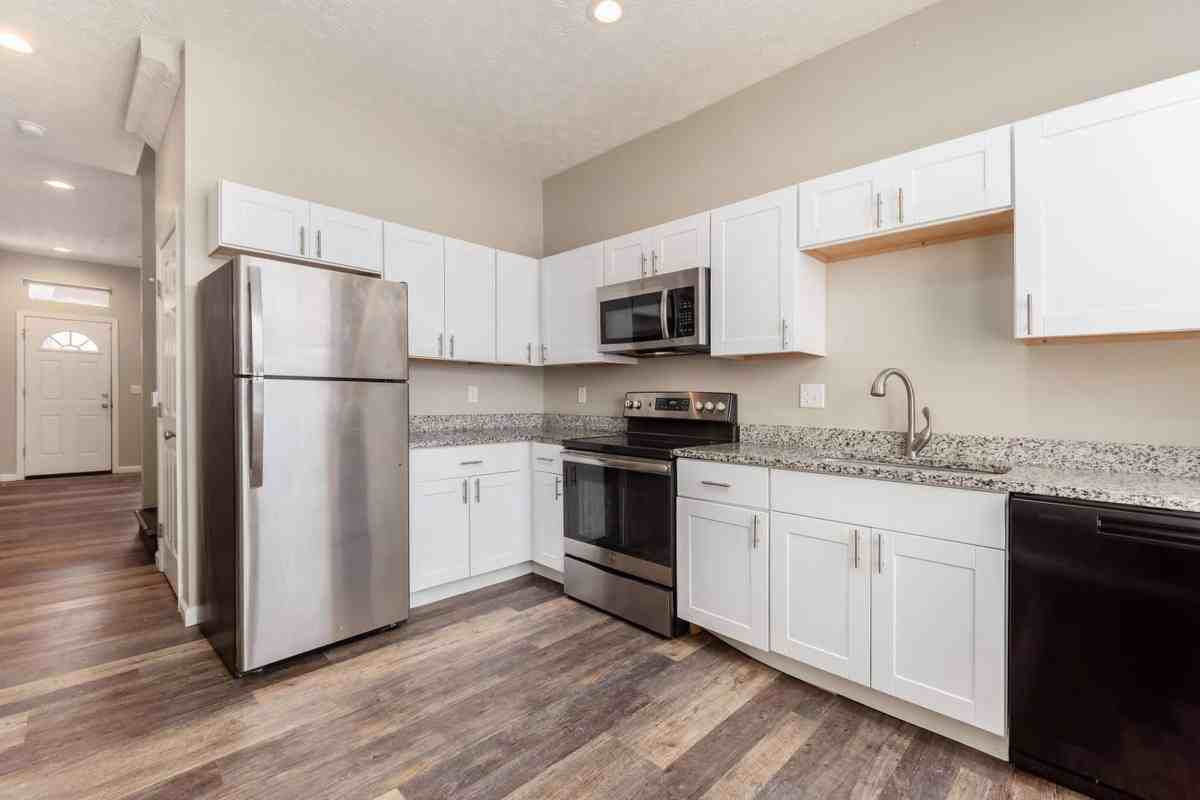 1363 Summit St - Photo 2 of 10