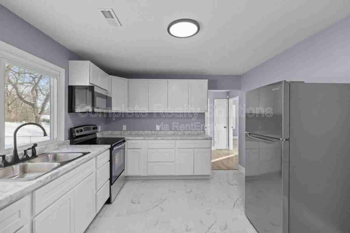 9722 Lorna Ln - Photo 2 of 10