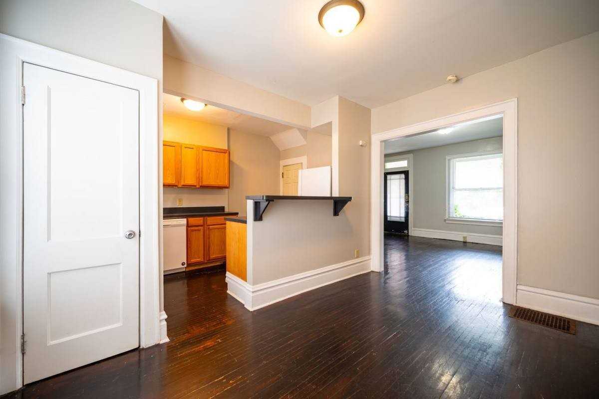 1480 Summit St - Photo 2 of 9