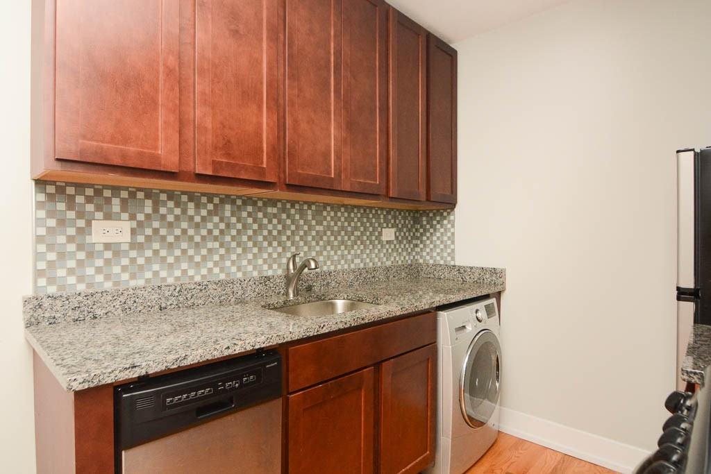 550 W Arlington Pl #802 - Photo 3 of 21