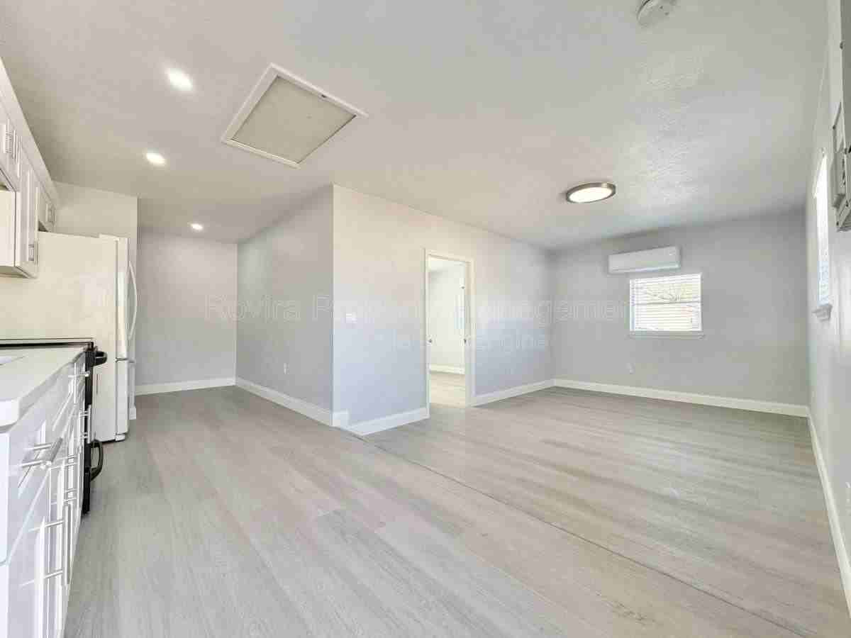 813 Suwannee Dr #2 - Photo 3 of 9