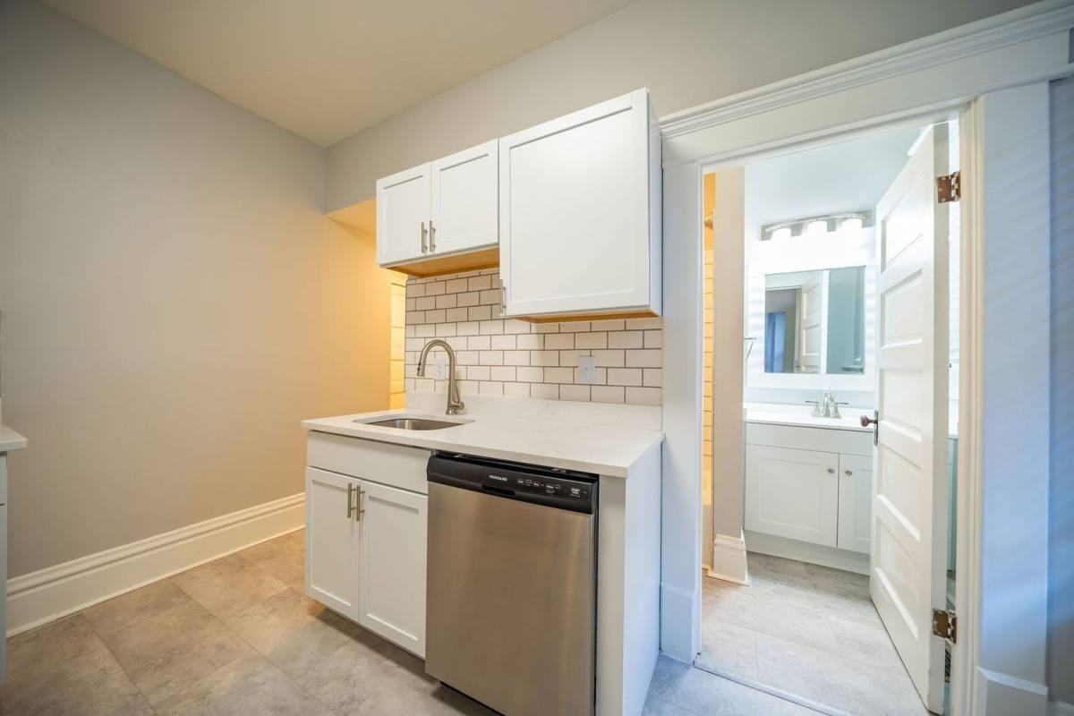 952 Delaware Ave - Photo 6 of 9