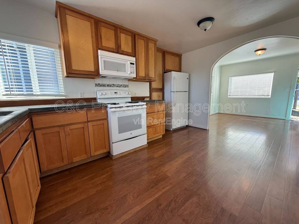 758 Lily St - Photo 3 of 10