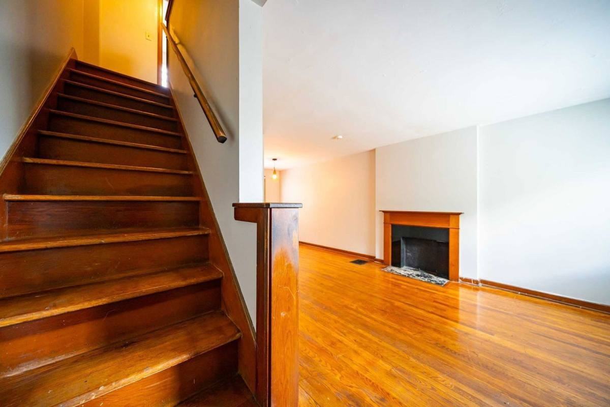 213 E Hudson St - Photo 2 of 10