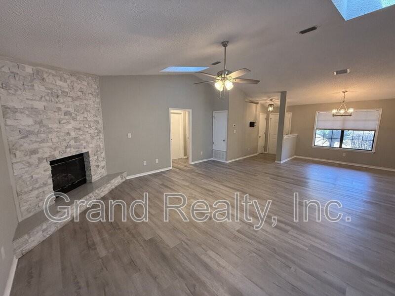 3965 Deerwood Cir - Photo 6 of 26